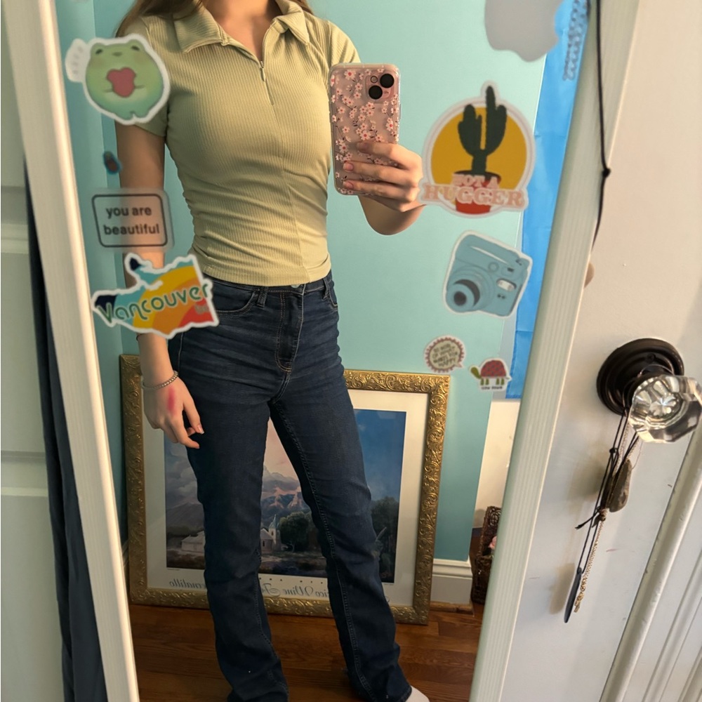 Cropped, light green ribbed collared top